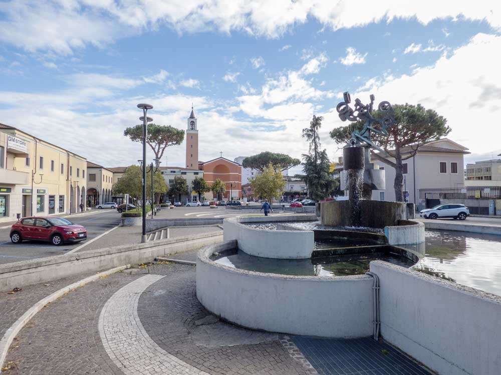 aprilia-piazza-con-fontana